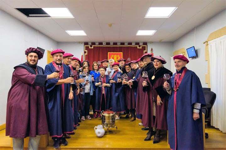 Cofrades del Vino de Rioja y de la Putxera brindando tras el Apadrinamiento en el Salón de Plenos 