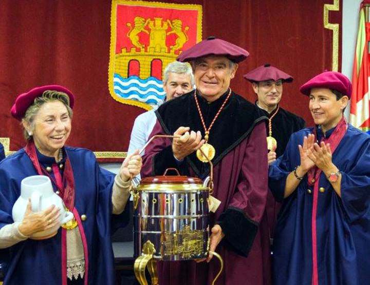 El Gran Maestre del Vino de Rioja recibe una Putxera  como presente.