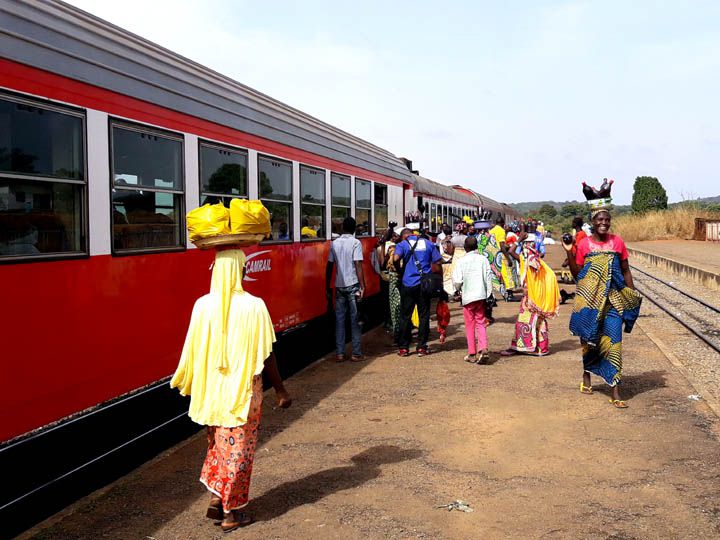 Vendedoras al paso del tren