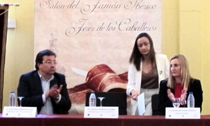 De izq. a der., el presidente extremeño, Guillermo Fernández Vara, la alcaldesa de Jerez de los Caballeros, Virginia Borrallo y Elena Macarro, presidenta de la Institución Ferial.