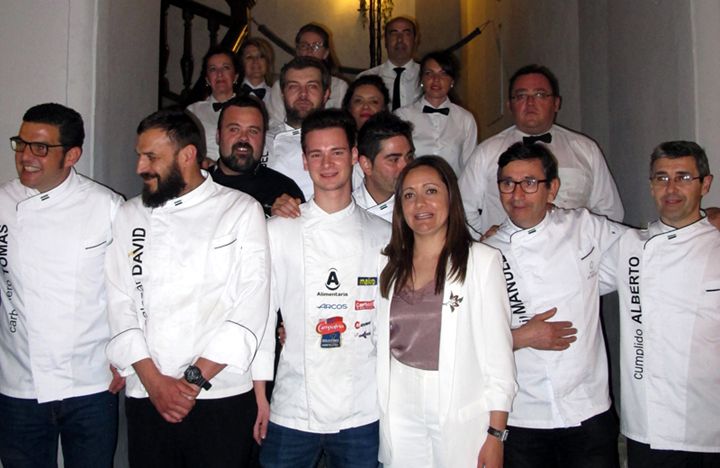 La alcaldesa de Jerez de los Caballeros, Virginia Borrallo junto a los cocineros que elaboraron la cena maridaje