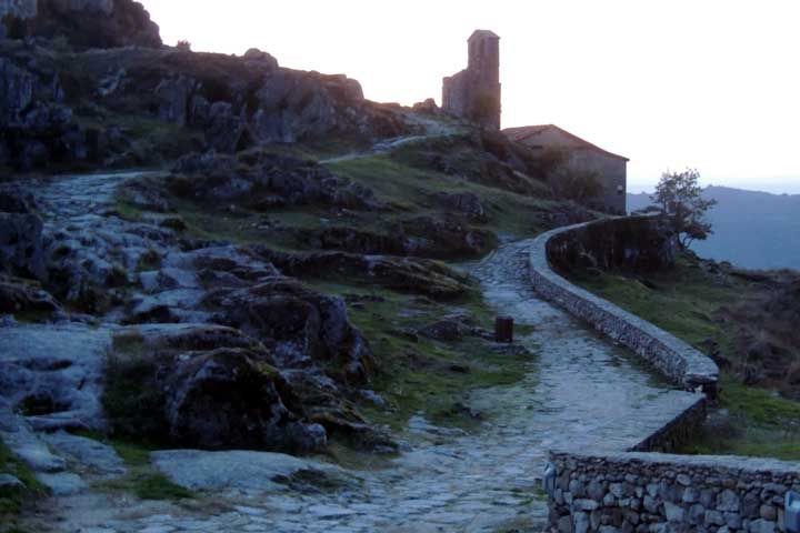 Sedero al castillo de Trevejo.