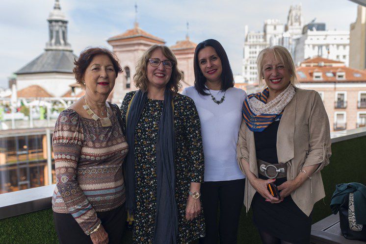 Miembros de la Junta directiva de ACPI con la disertante, en la terraza del edificio donde se celebró la charla