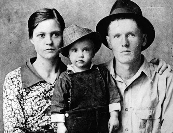 Junto a sus padres Vernon y Gladys Presley