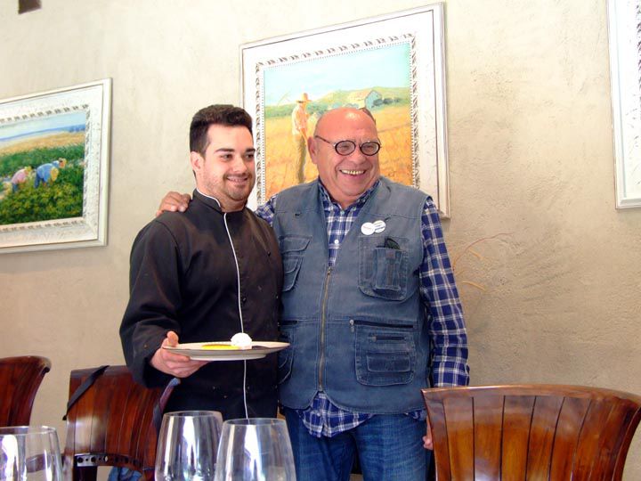 Quino Moreno (d) junto al chef del restaurante