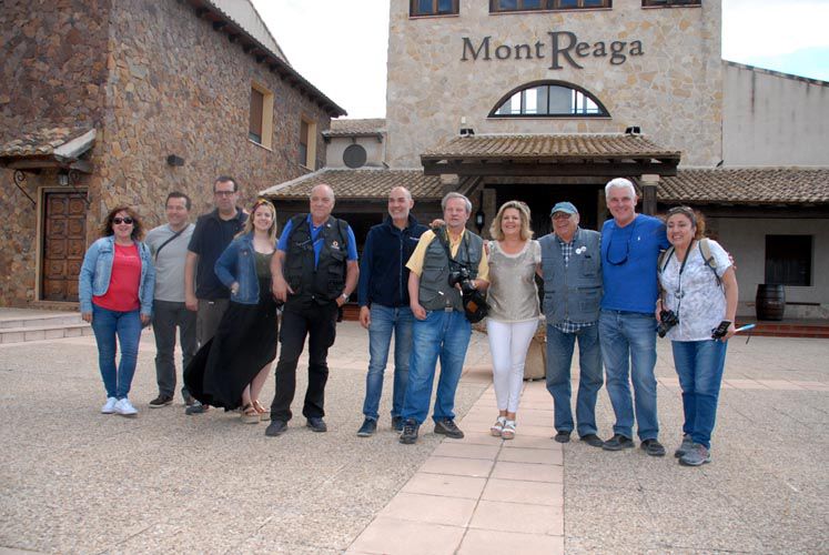 Grupo de FEPET a la entrada de Bodegas MontReaga
