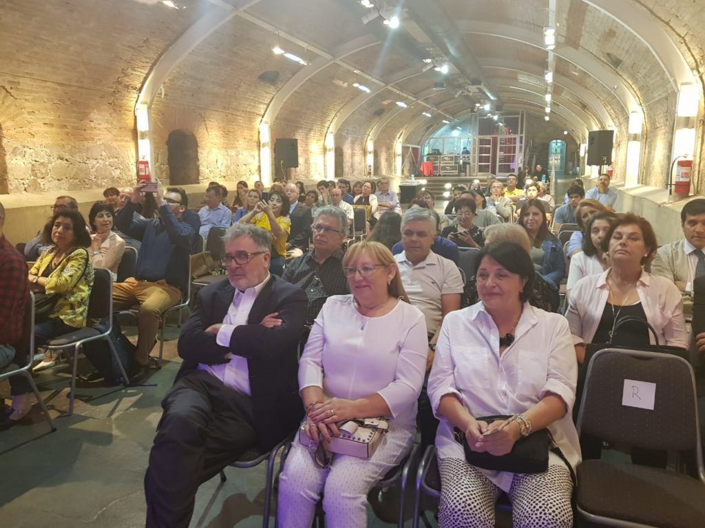 Una antiquísima cava, fue escogida por el autor, para recibir a sus acompañantes: familiares, colegas, padres de sus pacientes, ex pacientes, periodistas  y amigos.