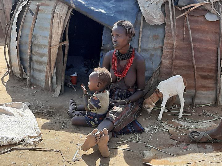 Mujer Dasanech con hijo