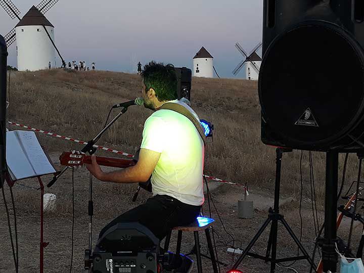 El cantautor Miguel Mayorga interpretando sus canciones