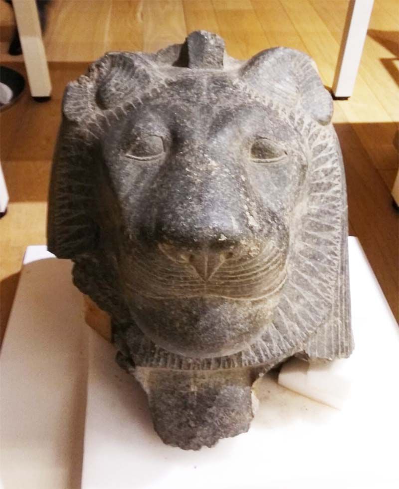 Una cabeza de leona de granito en representación de la diosa Sekhmet