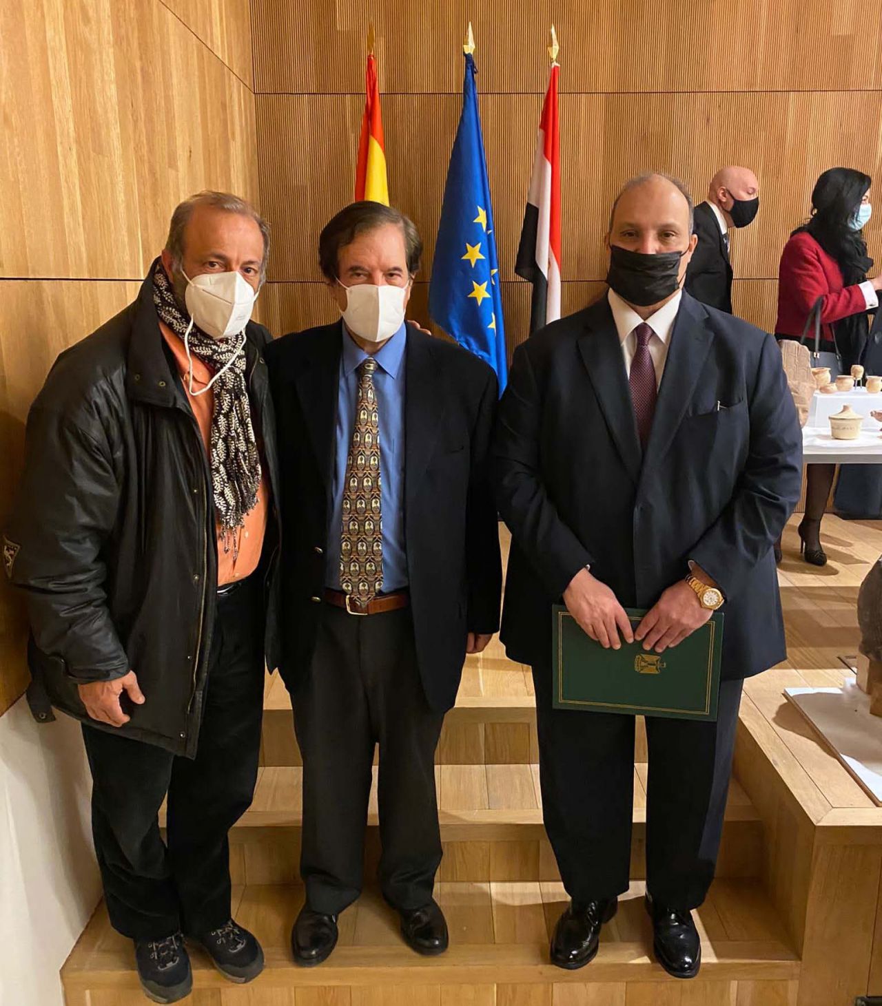De (i) a (d) el profesor de la Complutense, Dr. Jesús, Hamdi Zaki y el embajador de Egipto Youssef Diaaeldin Mekkawy.