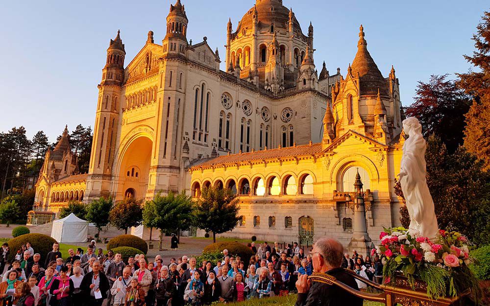 lisieux Proseción en la Basílica © Sanctuaire de Lisieuxr