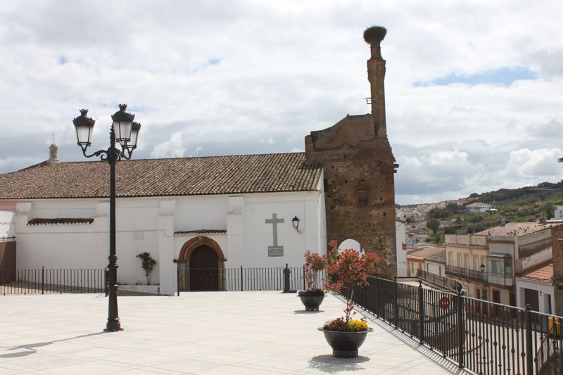 Vista parcial de la plaza de España y torre de la iglesia