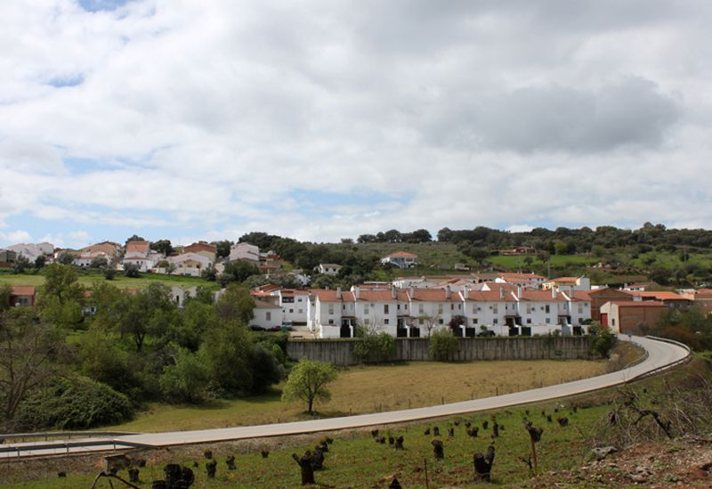 Carretera de circunvalación con barriada del Pomar al fondo