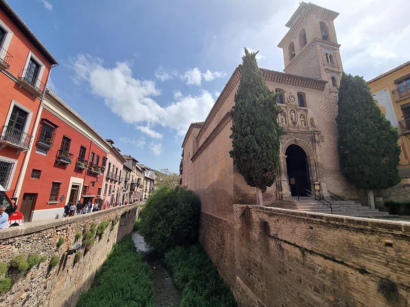 Iglesia de San Gil y Santa Ana y Paseo del Darro