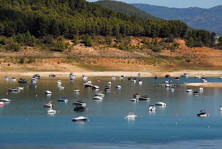 Embarcaciones deportivas en el pantano de Sacedón