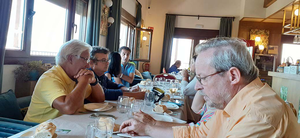 El grupo de periodistas, en el restaurante el restaurante