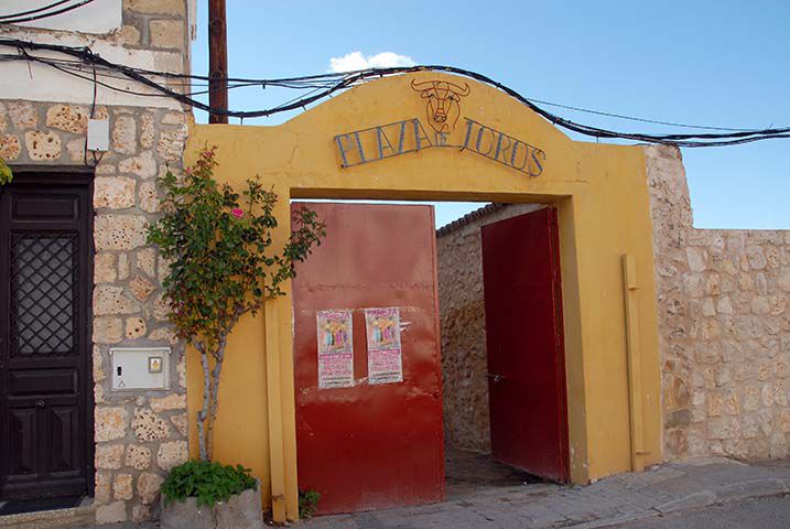 Entrada de la plaza de toros de Pareja