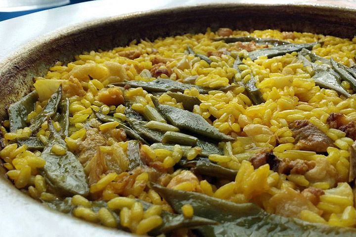 Disfrutar una paella familiar, hecha por papá