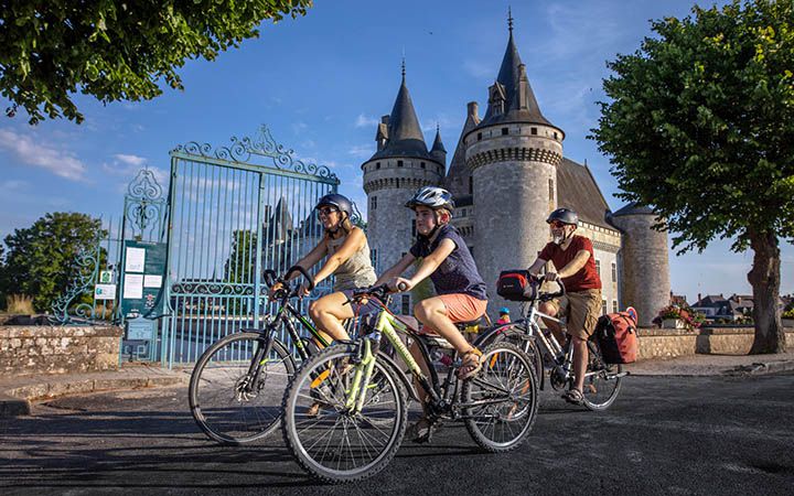 valle-loira-Pasando en bicicleta por el Castillo de Sully-sur-Loire © D-Darraul