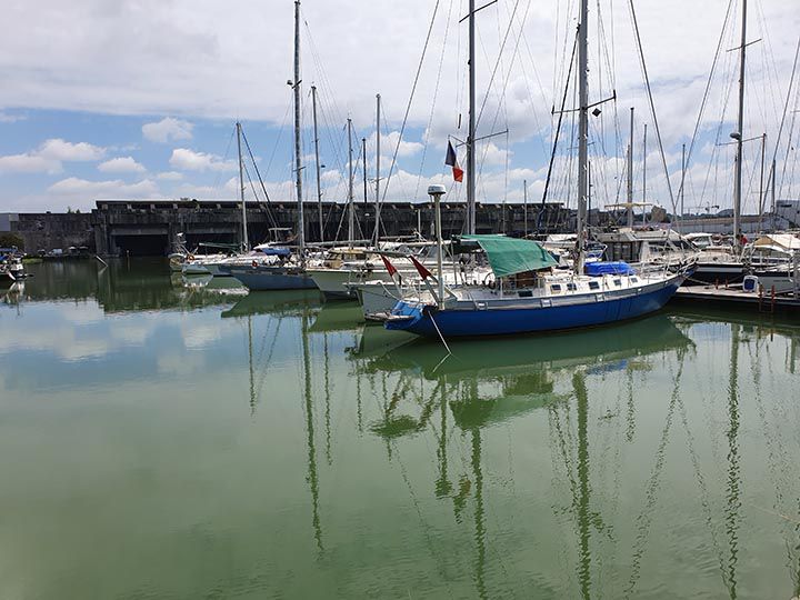 CLUB NAUTICO Y AL FONDO REFUGIO DE SUBMARINOS