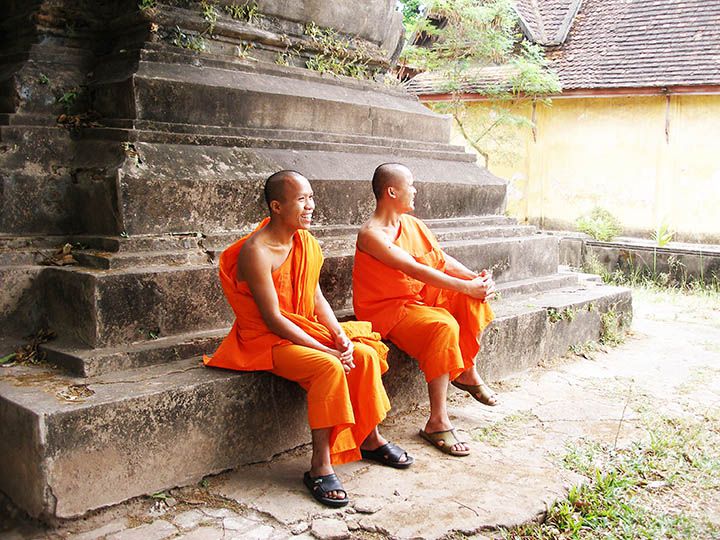 Monjes en un templo