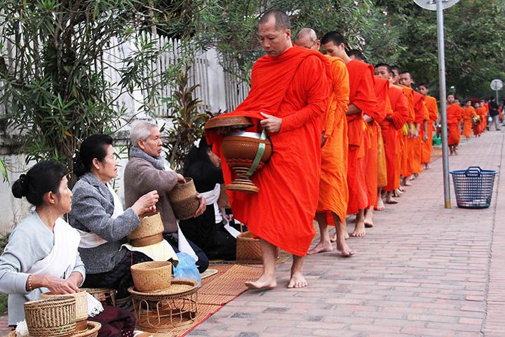 MONJES PIDIENDO COMIDA