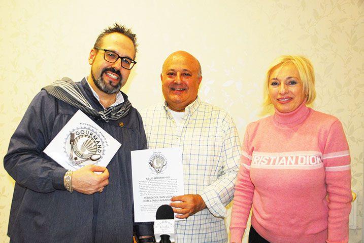 Pedro del San junto a Joaquín Ruibérriz de Torres y Pilar Carrizosa, despues de recibir el distintivo de miembro del Club Gourmand