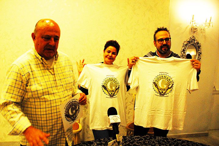 Joaquín Ruibérriz de Torres, Rosa Gallego y Pedro del San con las camisetas de miembros del Club