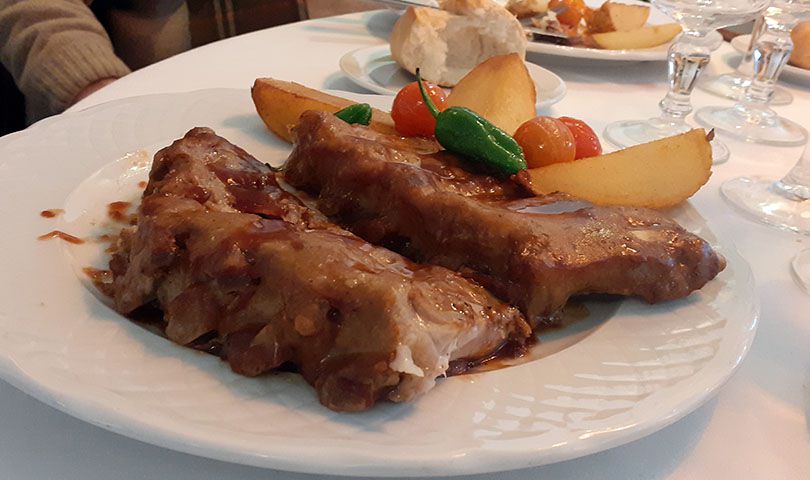 Sabrosas costillas de cerdo a la parrilla