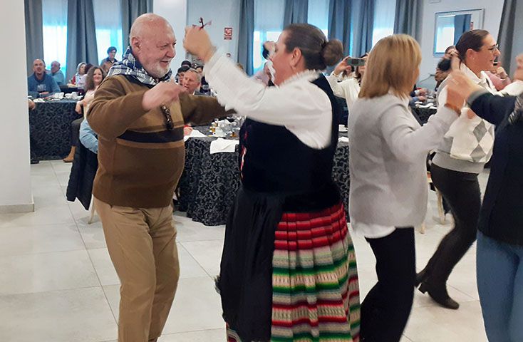 Pepe Ruiz fue invitado a unirse al grupo de bailarines