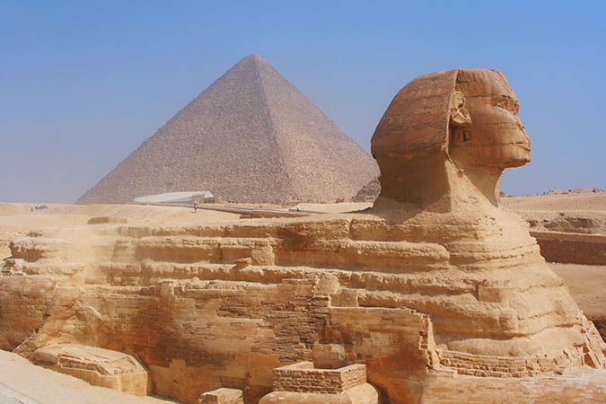 ESFINGE Y PIRAMIDE