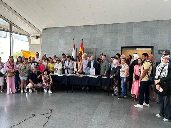 PERIODISTAS EN BIBLIOTECA DE ALEJANDRIA