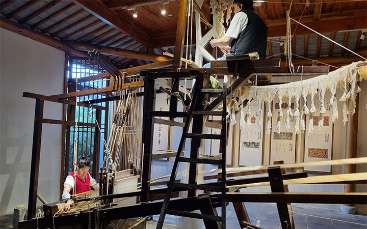 elaborando seda en el musoe de Suzhou