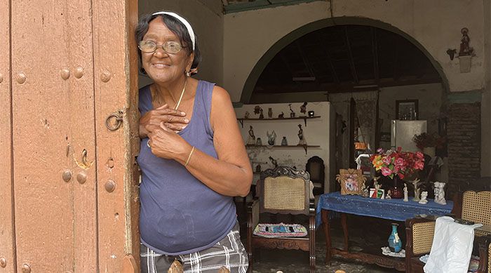 Trinidad. Mujer a la puerta de su casa