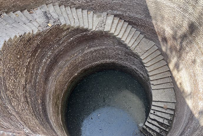 Champaner. Pozo helicoidal.