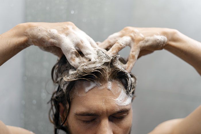  Lavar el cabello con suavidad 