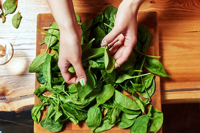 Mantener una alimentacio?n equilibrada - Espinacas y verduras de hoja verde