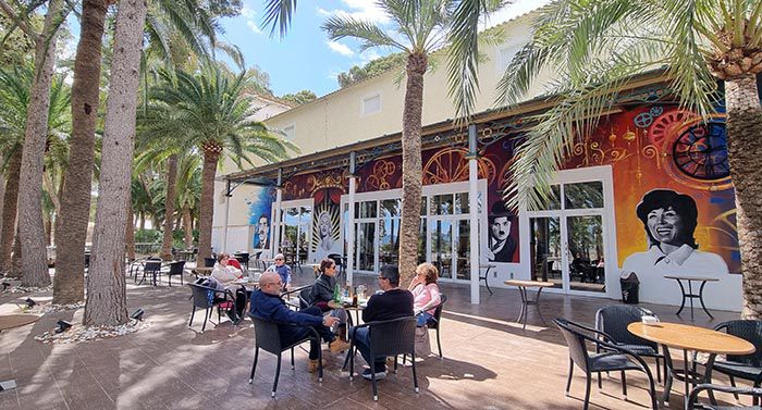 TERRAZA CAFE CON MURAL CINE