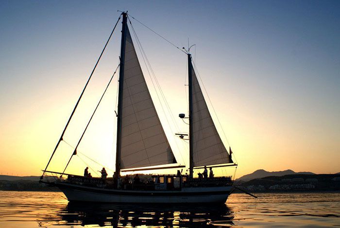 Puesta de Sol y Cena Roma?ntica en Velero para dos (Ma?laga) 