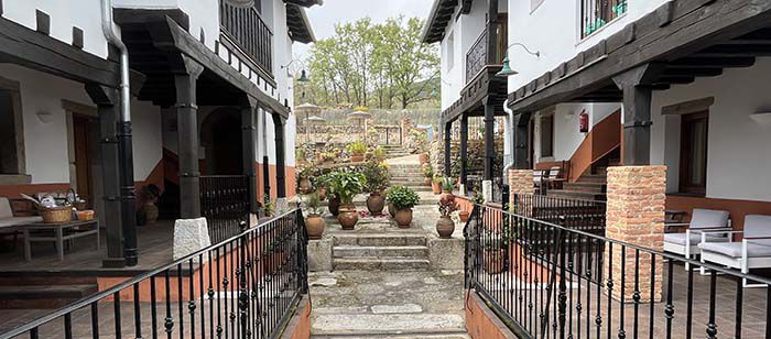 . Zona ajardinada con habitaciones a ambos lados