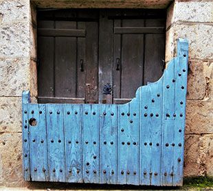 Batipuerta pintada de azul