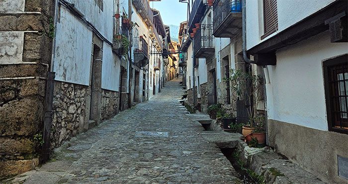 Regaderas en calle típica