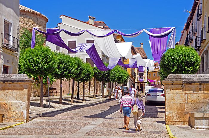 La Calle Mayor engalanada para el Festival de La Lavanda
