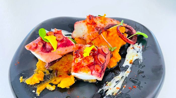  Pulpo a la parrilla con ailioli de mandarina ahumada y patatat al pimento?n chafada