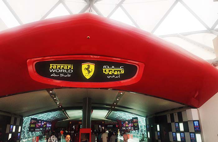 Interior del parque temático de Ferrari