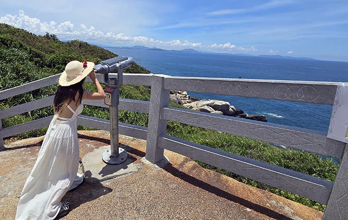 CONTEMPLANDO EL HORIZONTE CON TRAJE DE GALA