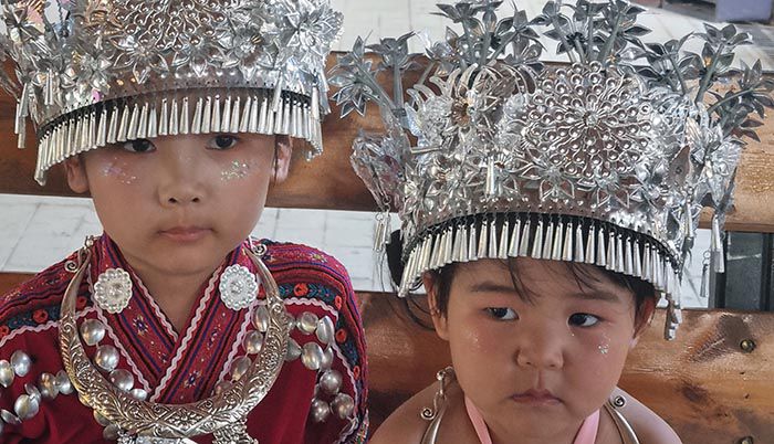 NIN?OS DE LA TRIBU MIAO