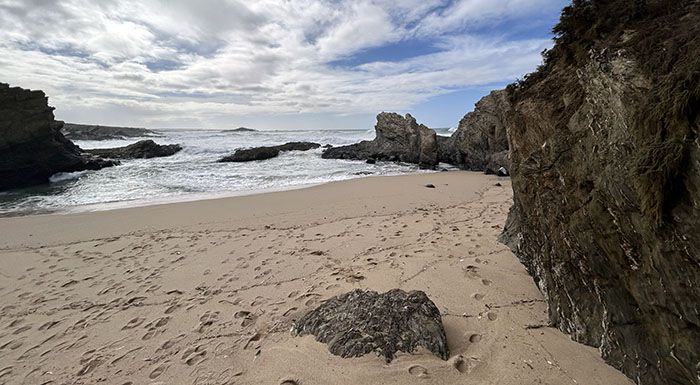 PORTO COVO Playa de los buizinhos con la isla Pessegueiro al fondo (Foto de MSS)