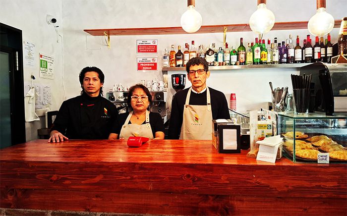 (De Izq a Dcha:. Anderson. Elsa y Rafael, los responsables del GastroBar "TANTAY"